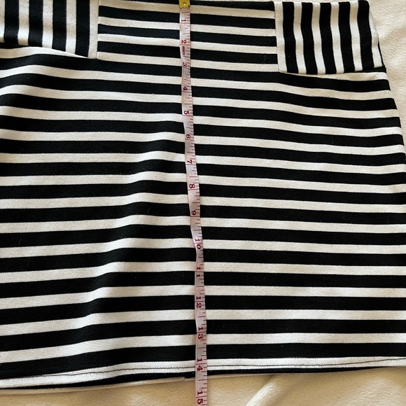 Guess Brand Black and White Mini Pencil Skirt for Casual Wear - Picture 5 of 5